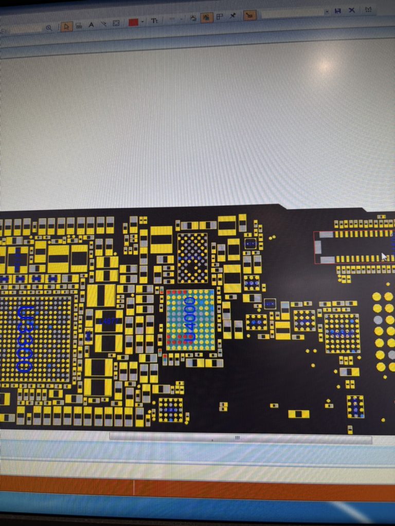 iPhone 14 コンデンサ周辺の拡大