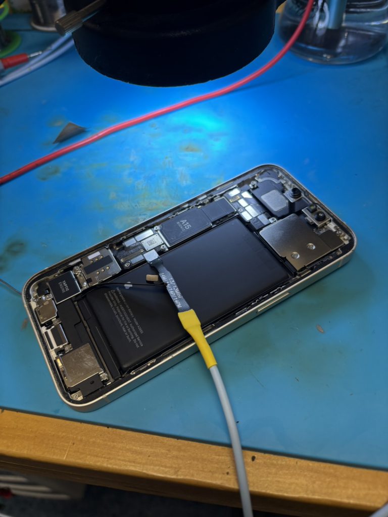 iPhone 13 取り出したメイン基板