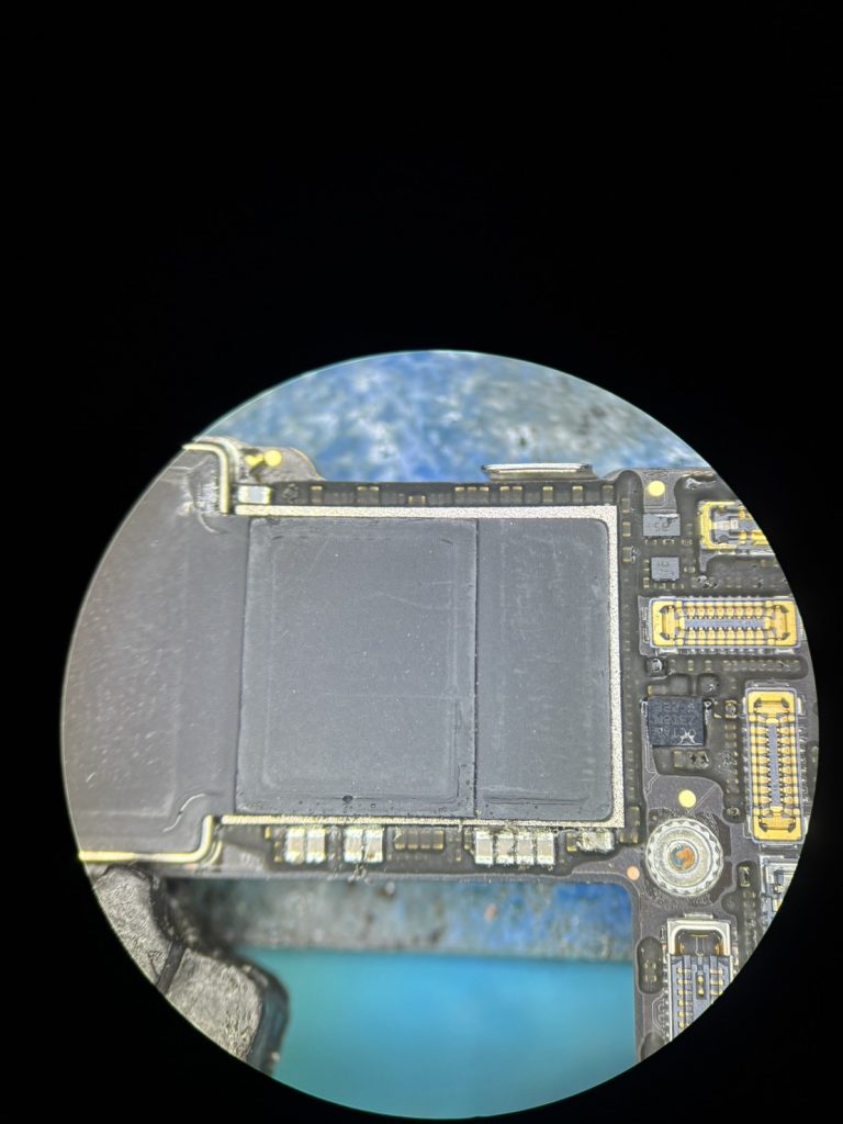 iPhone 13 NAND周辺のコンデンサを測定