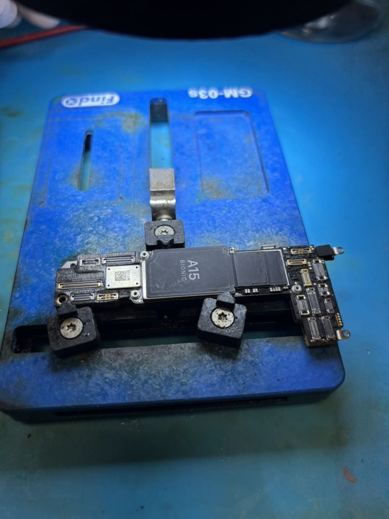 iPhone 13 コンデンサを取り除いた箇所