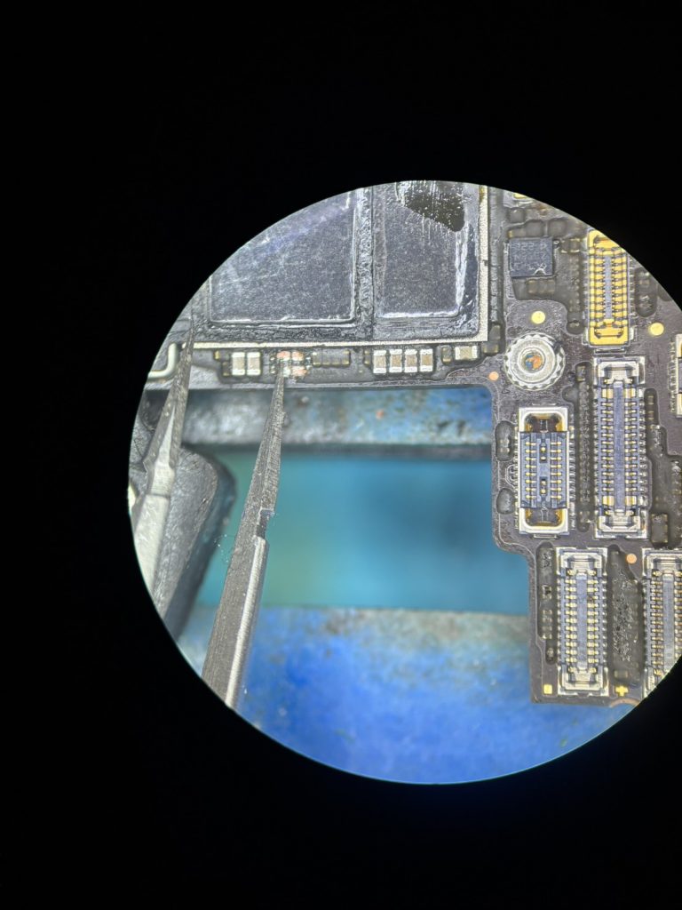 iPhone 13 発熱していたコンデンサ