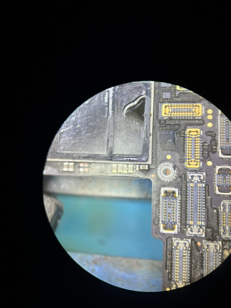 iPhone 13 故障していたコンデンサの位置