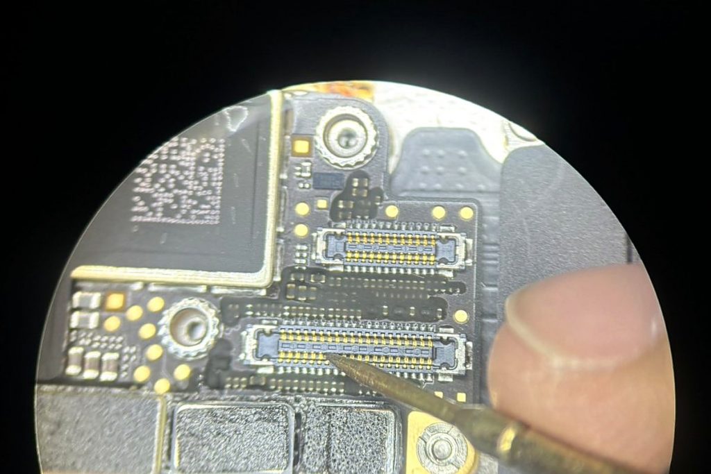 顕微鏡で見た基板の修理作業