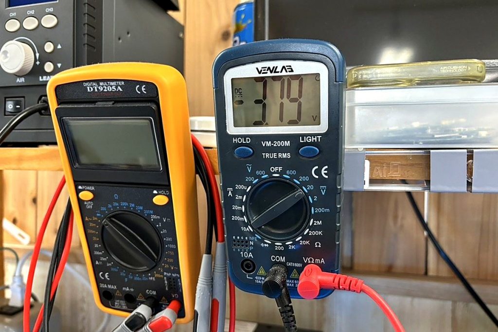テスターで電圧を確認している様子