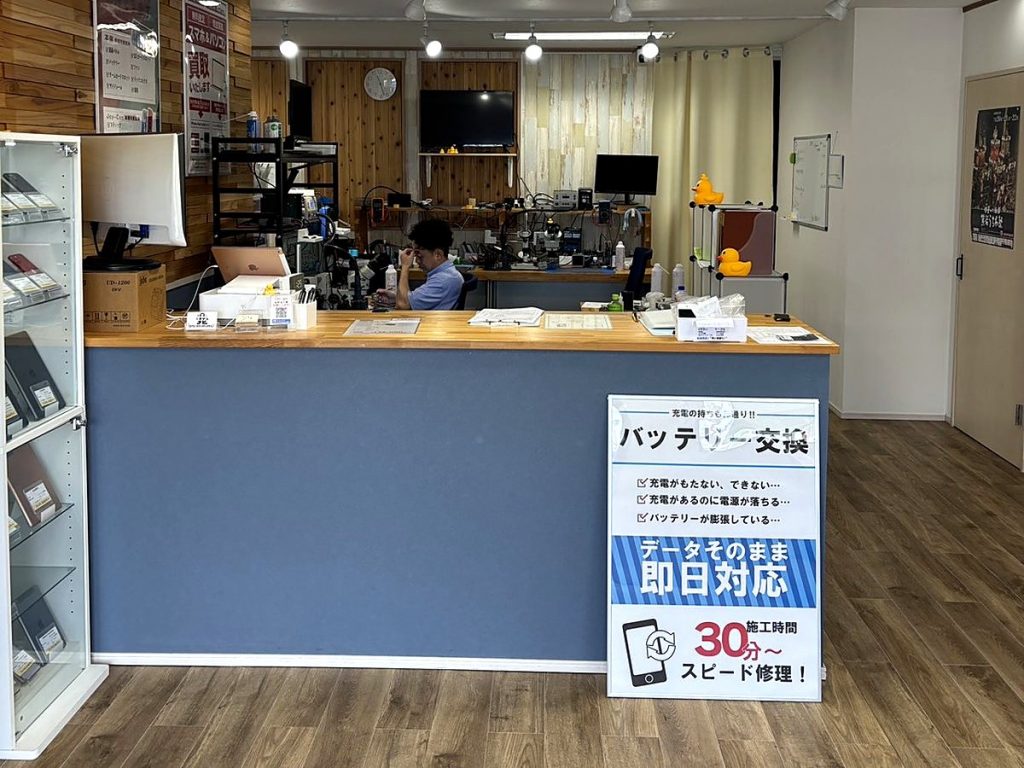 Stock Repair 熊谷店の店内と受付カウンター