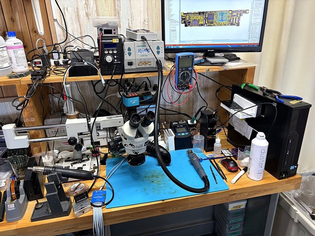顕微鏡や工具をそろえた修理作業台