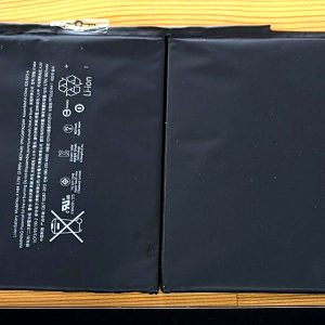 交換のために取り外したバッテリー