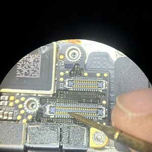 顕微鏡で見たスマートフォンの基板
