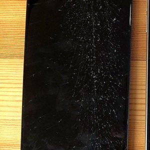 画面が割れたスマートフォン