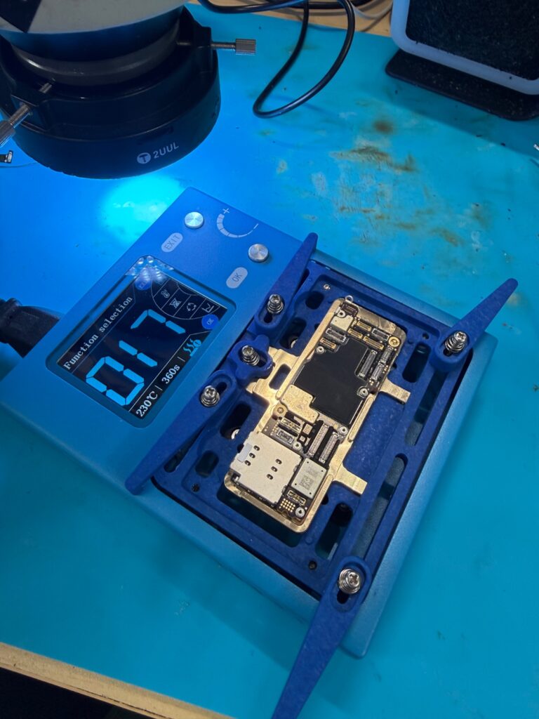 iPhone 14 Pro Max 分解・基板 分離機に乗せて基板を分離