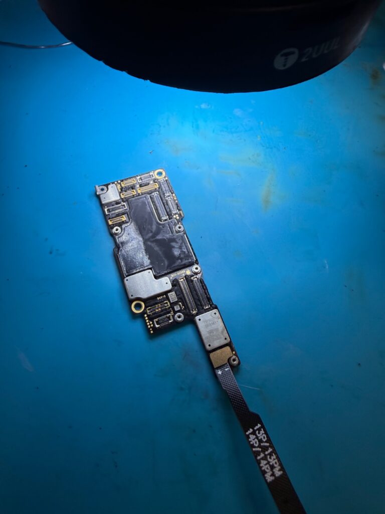 iPhone 14 Pro Max 分解・基板 上基板だけで直流電源に繋げた