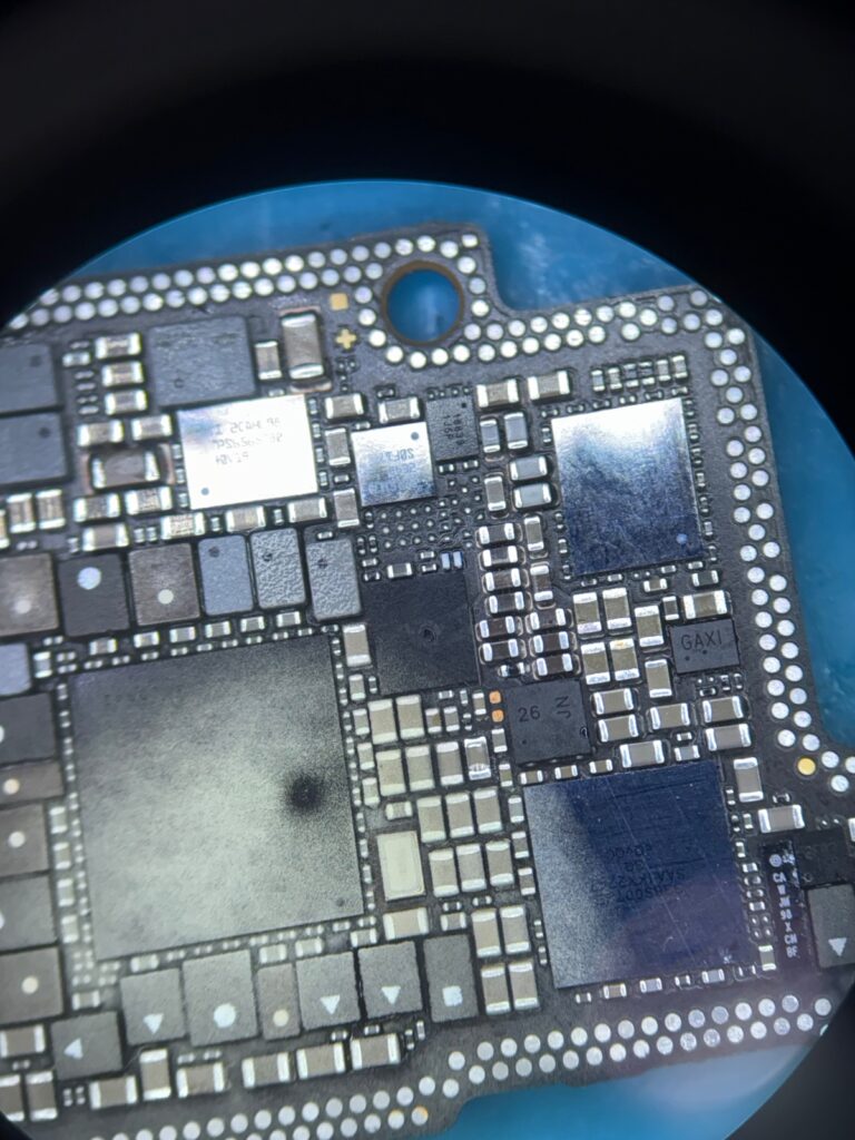 iPhone 14 Pro Max 分解・基板 基板にマツヤニつけてから直流電源 溶けたところ