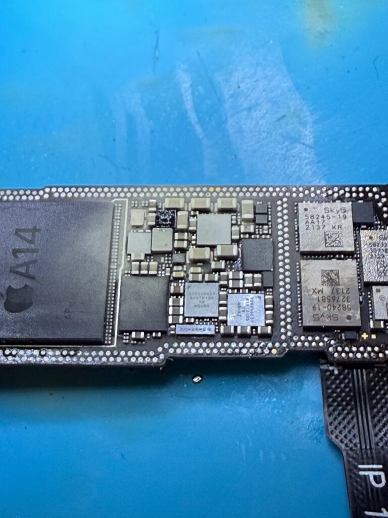 iPhone 12 症状・外観 マツヤニ