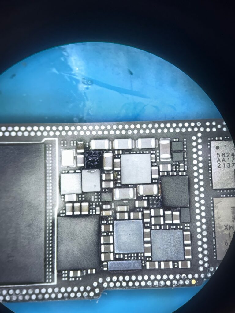 iPhone 12 症状・外観 マツヤニ発熱で溶ける