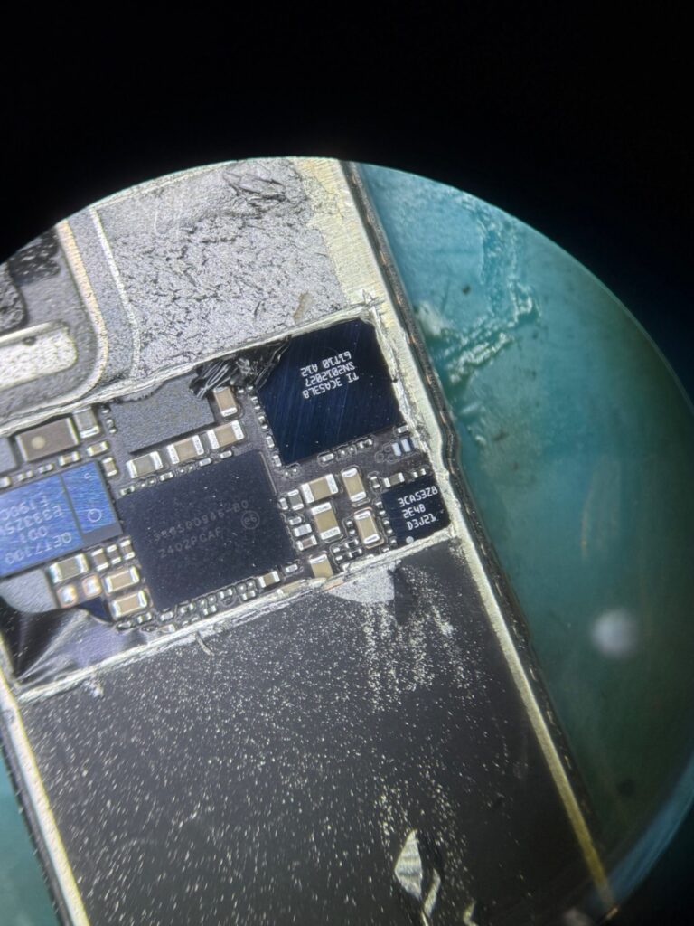 iPhone 15 症状・外観 基板 シールドカット 寄って撮った
