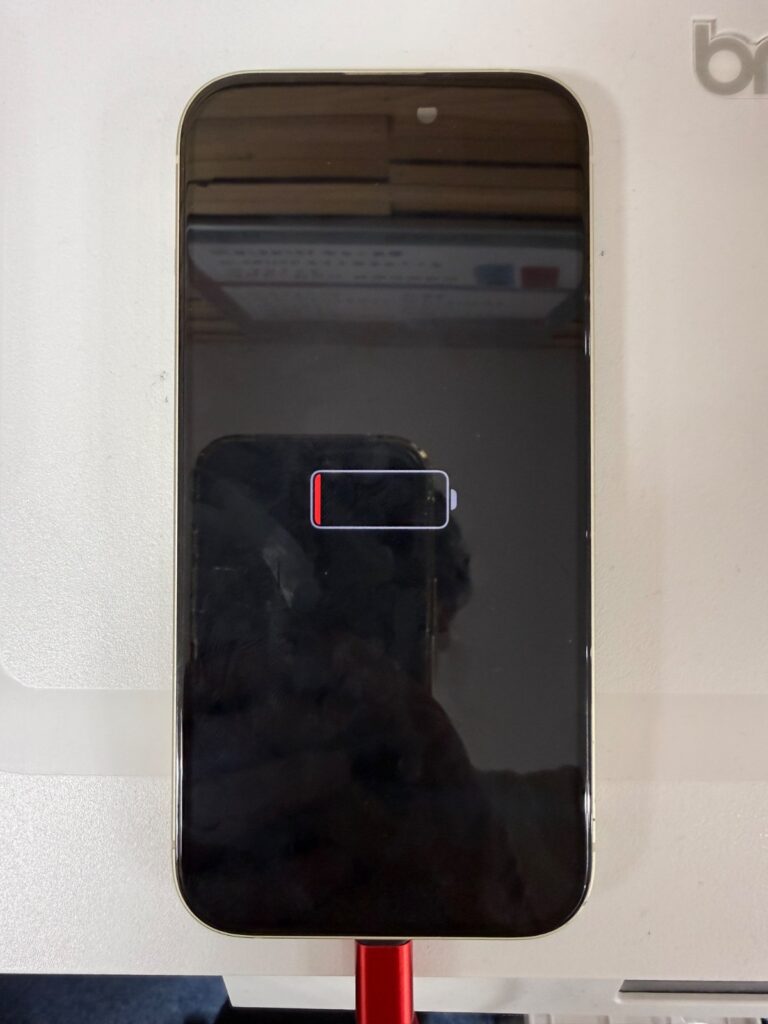iPhone 15 症状・外観 充電器差したら充電わマークが出た