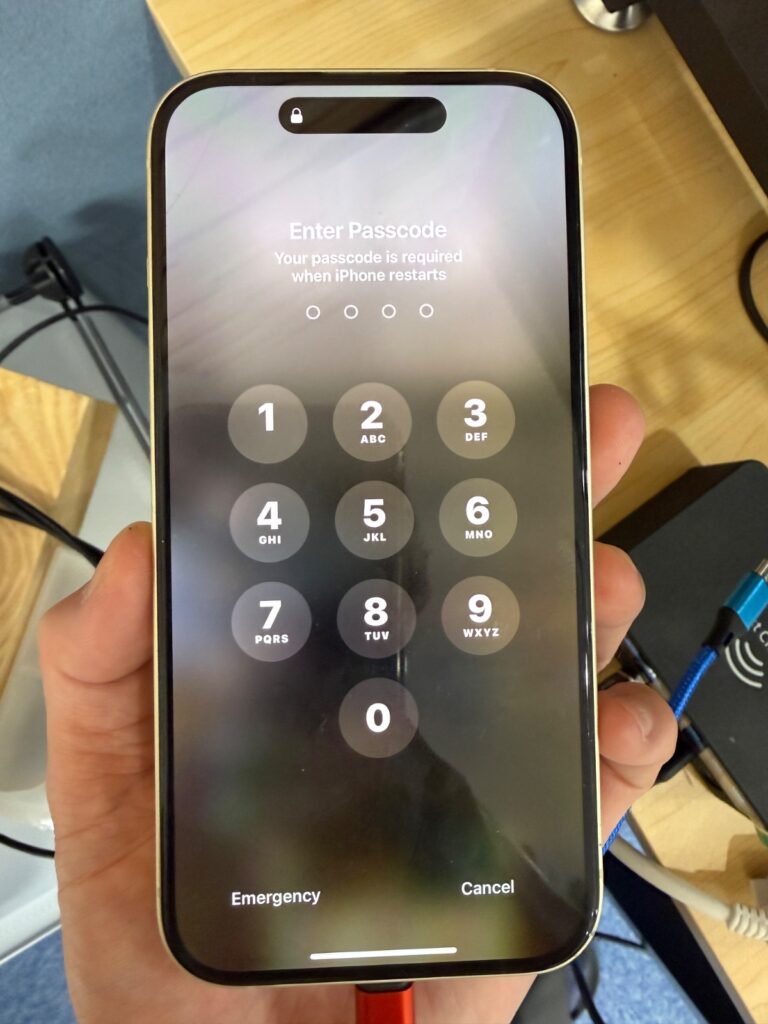 iPhone 15 症状・外観 起動後のロック画面