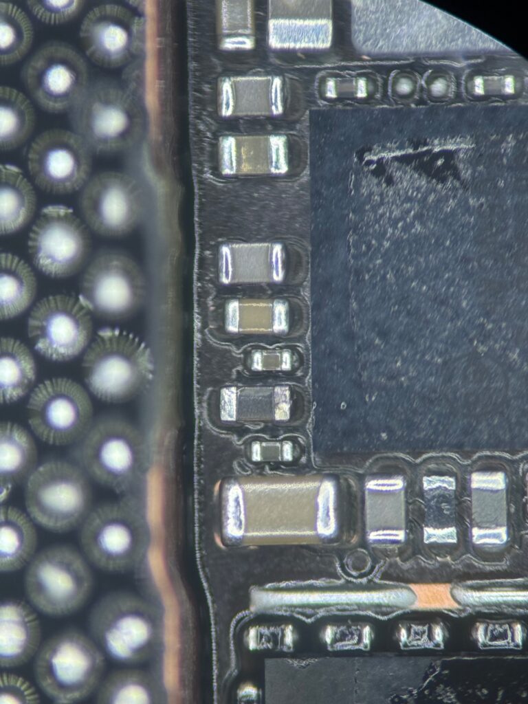 iPhone 16e 症状・外観 コンデンサ写真