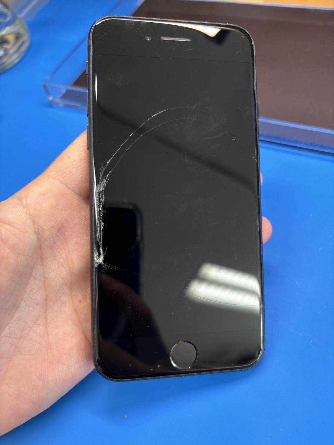 iPhoneSE3画面が割れてしまった【iPhone修理熊谷】