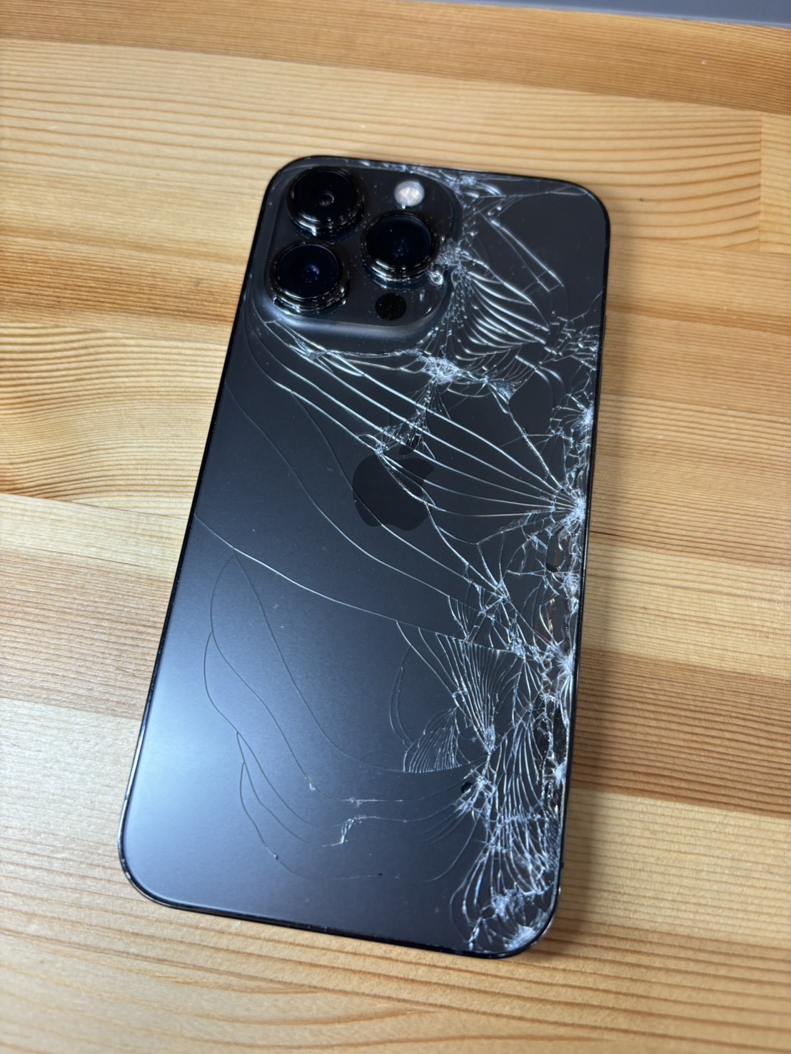 iPhone12Promax背面ガラスが割れてしまった【iPhone修理熊谷】