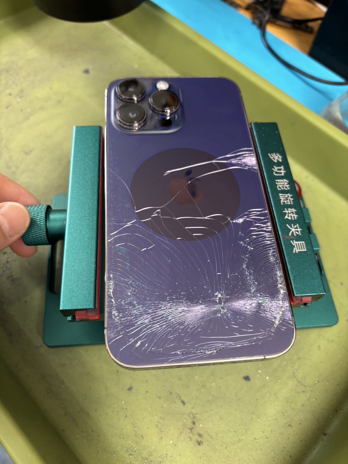 iPhone14Promax背面ガラスが割れてしまった【iPhone修理熊谷】
