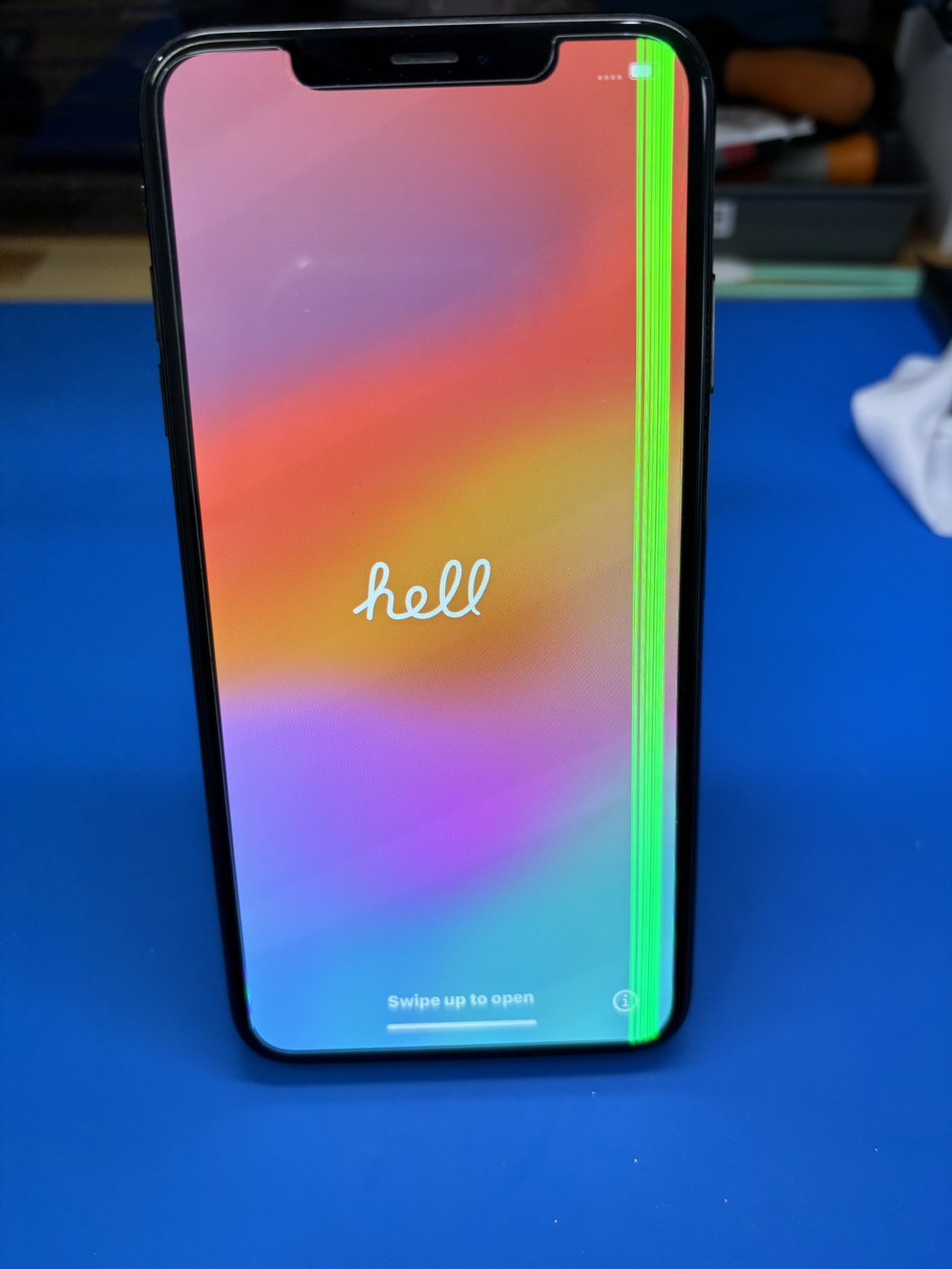 iPhoneXsmax画面に縦線が入ってしまった【iPhone修理熊谷】