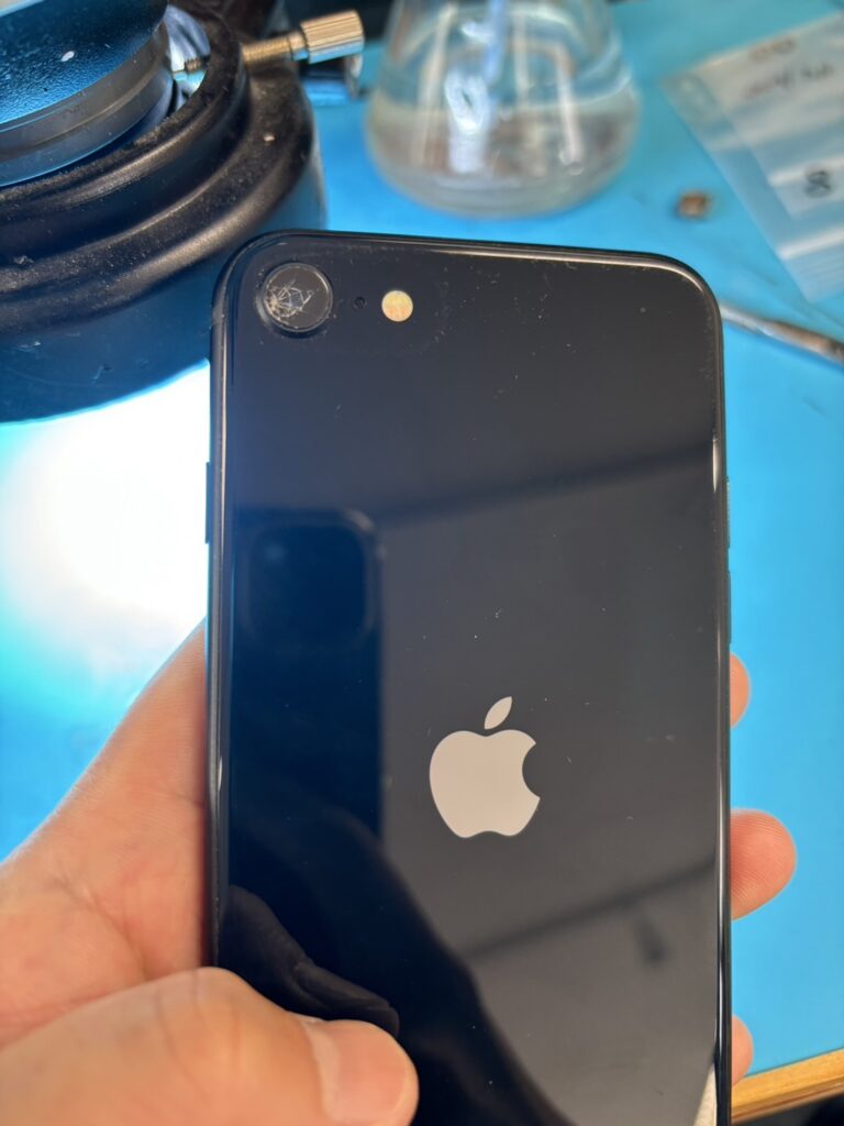 iPhoneSE3アウトカメラレンズ割れ江